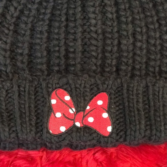Knitted Soft Disney Minnie Mouse Beanie with red bow & 2 soft fur balls, adult - Picture 3 of 5
